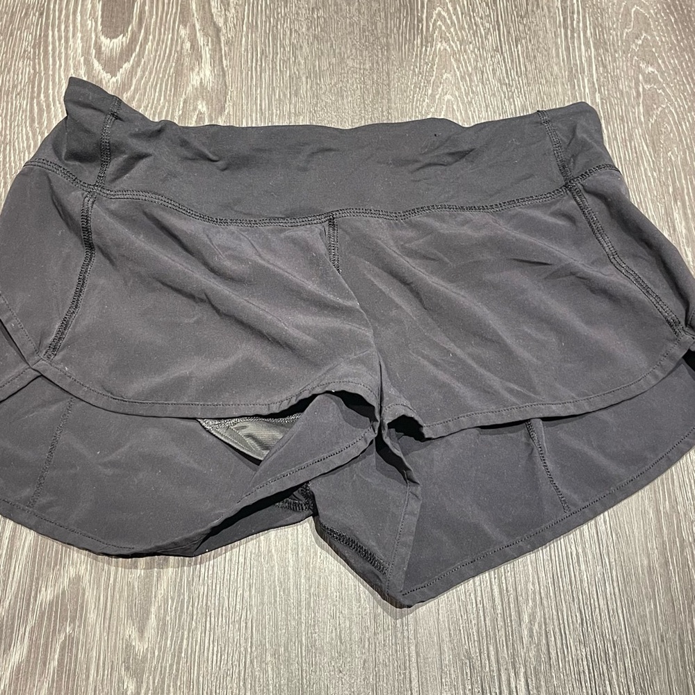 Lululemon 2.5” shorts size 6
